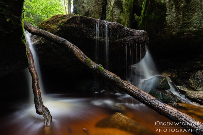 Ysperklamm, Waldviertel Kreativer Fotoworkshop in der Ysperklamm im Herbst, Niederösterreich. Fotografen bei der Arbeit an Wasserfällen, moosbewachsenen Felsen und idyllischen Landschaften.