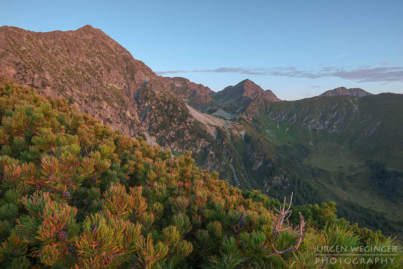 edelrautehütte, hauseck, berge, sonnenaufgang, hohentauern, steiermark, bergwelten, wandern, großer scheibelsee, gegenlichtaufnahme, fototipps, see in österreich