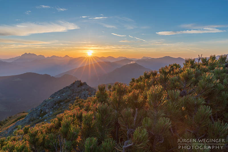 edelrautehütte, hauseck, berge, sonnenaufgang, hohentauern, steiermark, bergwelten, wandern, großer scheibelsee, gegenlichtaufnahme, fototipps, see in österreich