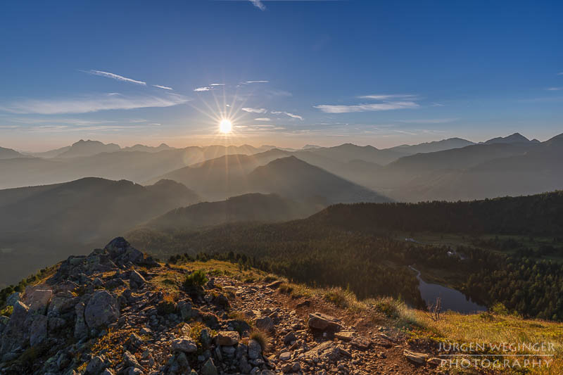 edelrautehütte, hauseck, berge, sonnenaufgang, hohentauern, steiermark, bergwelten, wandern, großer scheibelsee, gegenlichtaufnahme, fototipps, see in österreich