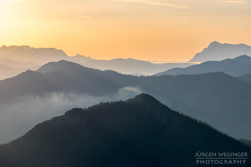 edelrautehütte, hauseck, berge, sonnenaufgang, hohentauern, steiermark, bergwelten, wandern, großer scheibelsee, gegenlichtaufnahme, fototipps, see in österreich