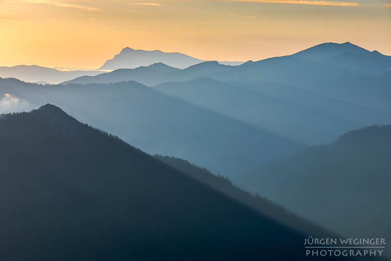 edelrautehütte, hauseck, berge, sonnenaufgang, hohentauern, steiermark, bergwelten, wandern, großer scheibelsee, gegenlichtaufnahme, fototipps, see in österreich