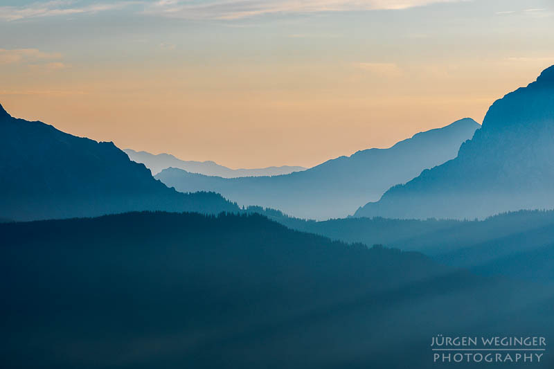 edelrautehütte, hauseck, berge, sonnenaufgang, hohentauern, steiermark, bergwelten, wandern, großer scheibelsee, gegenlichtaufnahme, fototipps, see in österreich