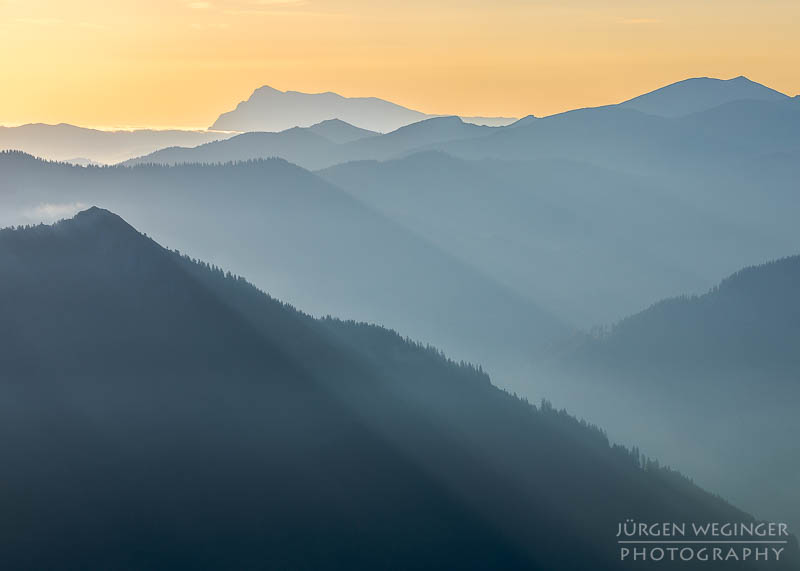 edelrautehütte, hauseck, berge, sonnenaufgang, hohentauern, steiermark, bergwelten, wandern, großer scheibelsee, gegenlichtaufnahme, fototipps, see in österreich