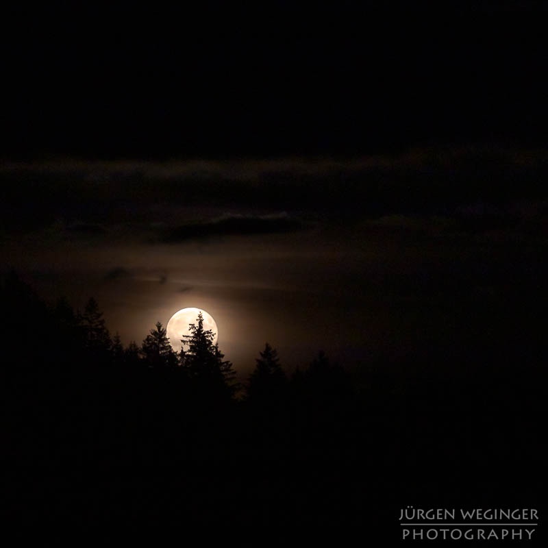 Blauer Mond, Hochbärneck, Naturpark Ötscher Tormäuer, Nachthimmel, Vollmond, Mondschein, Landschaftsfotografie, Astrofotografie, Berglandschaft, Sternenhimmel, Nachtaufnahme, Bergpanorama, Mondlicht, Alpenlandschaft, Nachtszene