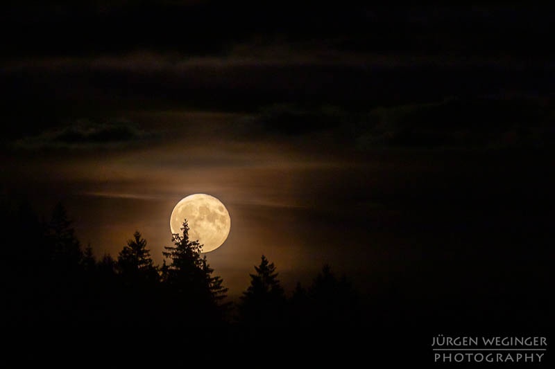 Blauer Mond, Hochbärneck, Naturpark Ötscher Tormäuer, Nachthimmel, Vollmond, Mondschein, Landschaftsfotografie, Astrofotografie, Berglandschaft, Sternenhimmel, Nachtaufnahme, Bergpanorama, Mondlicht, Alpenlandschaft, Nachtszene