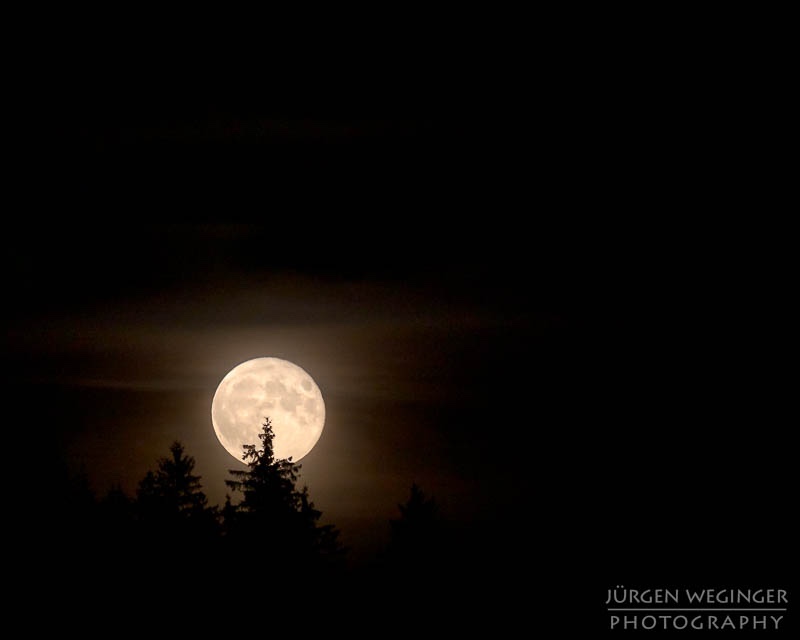 Blauer Mond, Hochbärneck, Naturpark Ötscher Tormäuer, Nachthimmel, Vollmond, Mondschein, Landschaftsfotografie, Astrofotografie, Berglandschaft, Sternenhimmel, Nachtaufnahme, Bergpanorama, Mondlicht, Alpenlandschaft, Nachtszene