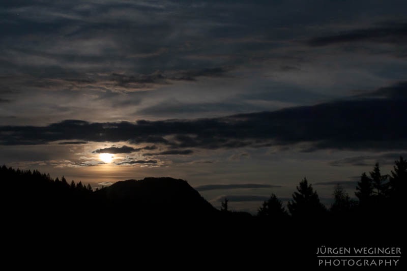 Blauer Mond, Hochbärneck, Naturpark Ötscher Tormäuer, Nachthimmel, Vollmond, Mondschein, Landschaftsfotografie, Astrofotografie, Berglandschaft, Sternenhimmel, Nachtaufnahme, Bergpanorama, Mondlicht, Alpenlandschaft, Nachtszene