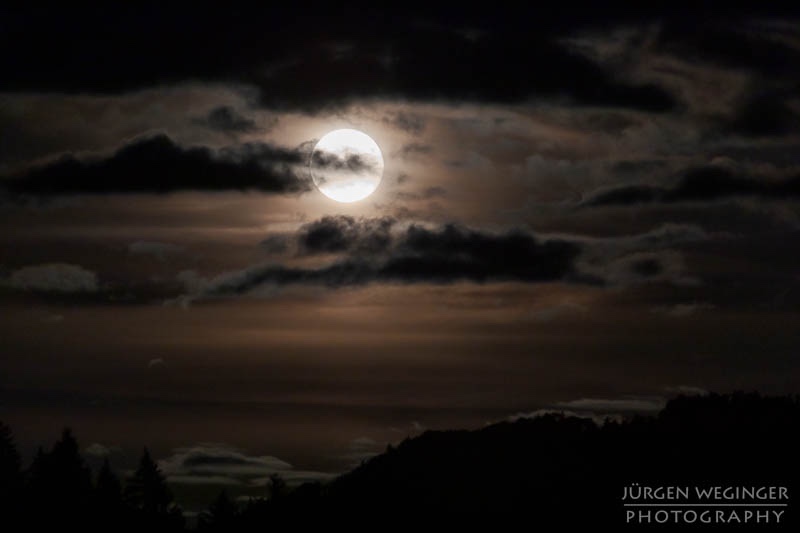 Blauer Mond, Hochbärneck, Naturpark Ötscher Tormäuer, Nachthimmel, Vollmond, Mondschein, Landschaftsfotografie, Astrofotografie, Berglandschaft, Sternenhimmel, Nachtaufnahme, Bergpanorama, Mondlicht, Alpenlandschaft, Nachtszene