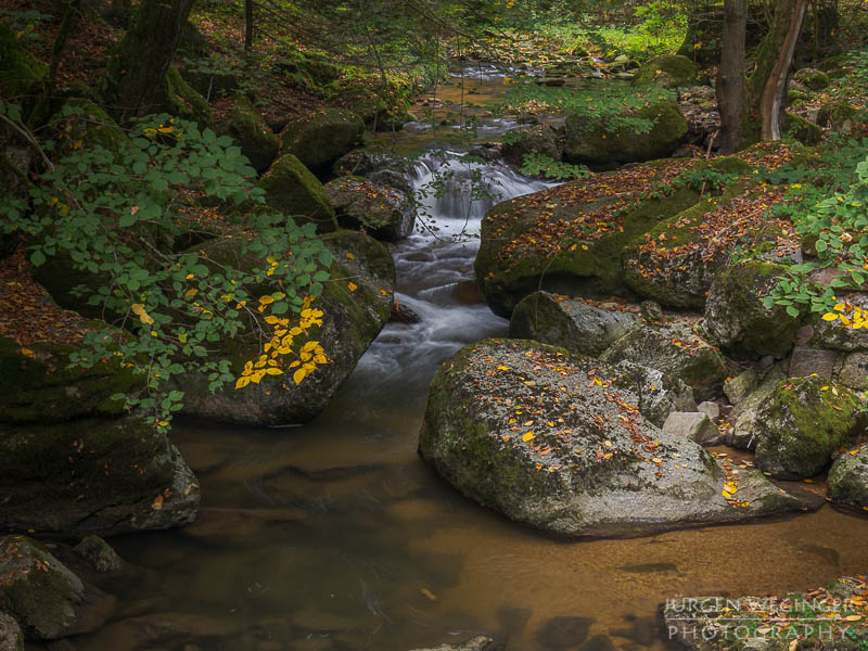 Herbstpracht, felsige Ufer, goldene Blätter, wasserfallidylle, natürliche Schönheit, herbstliche Impressionen klare Flusswasser, Herbstzauber, malerischer herbst, faszinierende landschaft, Flussromantik, felsige Schlucht, Oberösterreich, Klamschlucht