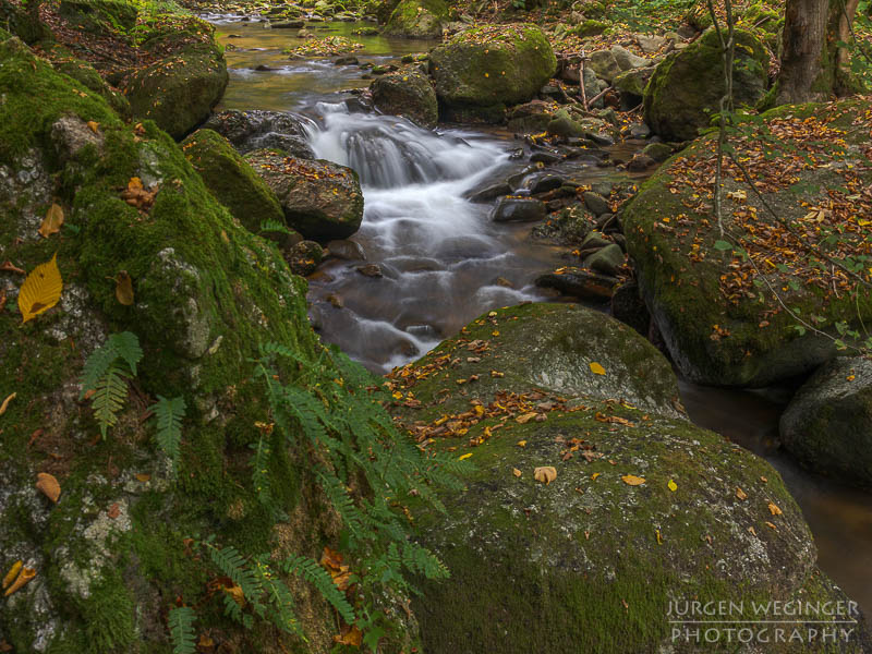 Herbstpracht, felsige Ufer, goldene Blätter, wasserfallidylle, natürliche Schönheit, herbstliche Impressionen klare Flusswasser, Herbstzauber, malerischer herbst, faszinierende landschaft, Flussromantik, felsige Schlucht, Oberösterreich, Klamschlucht