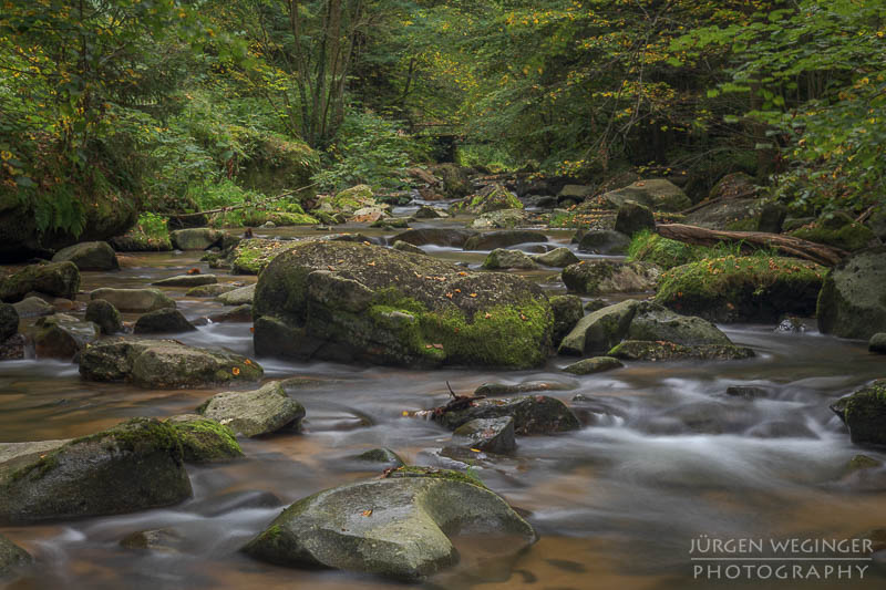 Herbstpracht, felsige Ufer, goldene Blätter, wasserfallidylle, natürliche Schönheit, herbstliche Impressionen klare Flusswasser, Herbstzauber, malerischer herbst, faszinierende landschaft, Flussromantik, felsige Schlucht, Oberösterreich, Klamschlucht