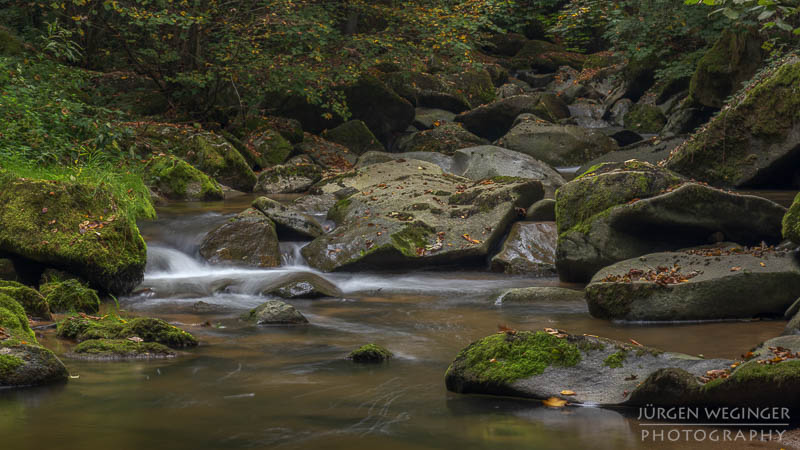 Herbstpracht, felsige Ufer, goldene Blätter, wasserfallidylle, natürliche Schönheit, herbstliche Impressionen klare Flusswasser, Herbstzauber, malerischer herbst, faszinierende landschaft, Flussromantik, felsige Schlucht, Oberösterreich, Klamschlucht