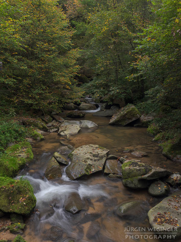 Herbstpracht, felsige Ufer, goldene Blätter, wasserfallidylle, natürliche Schönheit, herbstliche Impressionen klare Flusswasser, Herbstzauber, malerischer herbst, faszinierende landschaft, Flussromantik, felsige Schlucht, Oberösterreich, Klamschlucht