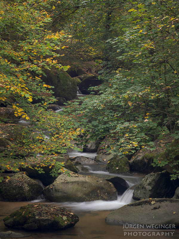 Herbstpracht, felsige Ufer, goldene Blätter, wasserfallidylle, natürliche Schönheit, herbstliche Impressionen klare Flusswasser, Herbstzauber, malerischer herbst, faszinierende landschaft, Flussromantik, felsige Schlucht, Oberösterreich, Klamschlucht