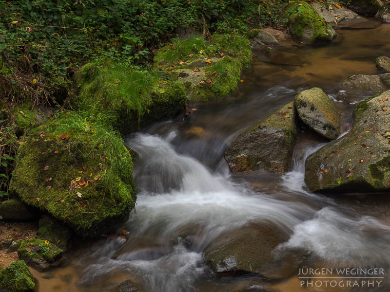 Herbstpracht, felsige Ufer, goldene Blätter, wasserfallidylle, natürliche Schönheit, herbstliche Impressionen klare Flusswasser, Herbstzauber, malerischer herbst, faszinierende landschaft, Flussromantik, felsige Schlucht, Oberösterreich, Klamschlucht