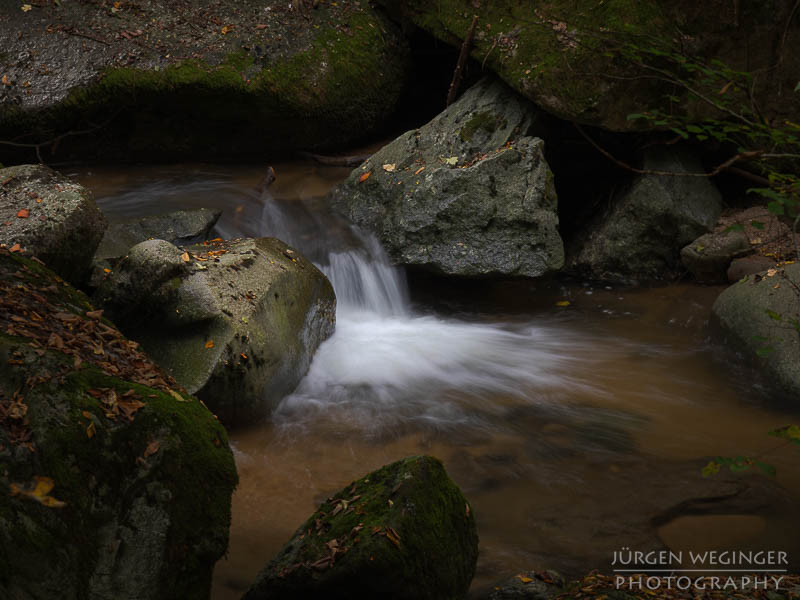 Herbstpracht, felsige Ufer, goldene Blätter, wasserfallidylle, natürliche Schönheit, herbstliche Impressionen klare Flusswasser, Herbstzauber, malerischer herbst, faszinierende landschaft, Flussromantik, felsige Schlucht, Oberösterreich, Klamschlucht