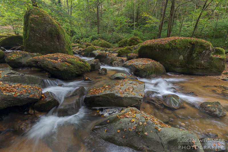 Herbstpracht, felsige Ufer, goldene Blätter, wasserfallidylle, natürliche Schönheit, herbstliche Impressionen klare Flusswasser, Herbstzauber, malerischer herbst, faszinierende landschaft, Flussromantik, felsige Schlucht, Oberösterreich, Klamschlucht