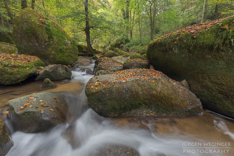 Herbstpracht, felsige Ufer, goldene Blätter, wasserfallidylle, natürliche Schönheit, herbstliche Impressionen klare Flusswasser, Herbstzauber, malerischer herbst, faszinierende landschaft, Flussromantik, felsige Schlucht, Oberösterreich, Klamschlucht