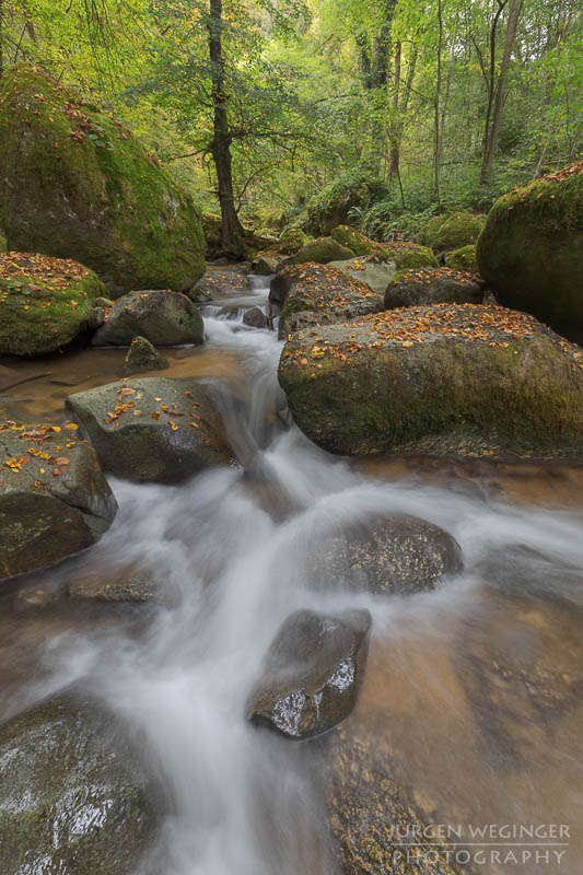 Herbstpracht, felsige Ufer, goldene Blätter, wasserfallidylle, natürliche Schönheit, herbstliche Impressionen klare Flusswasser, Herbstzauber, malerischer herbst, faszinierende landschaft, Flussromantik, felsige Schlucht, Oberösterreich, Klamschlucht