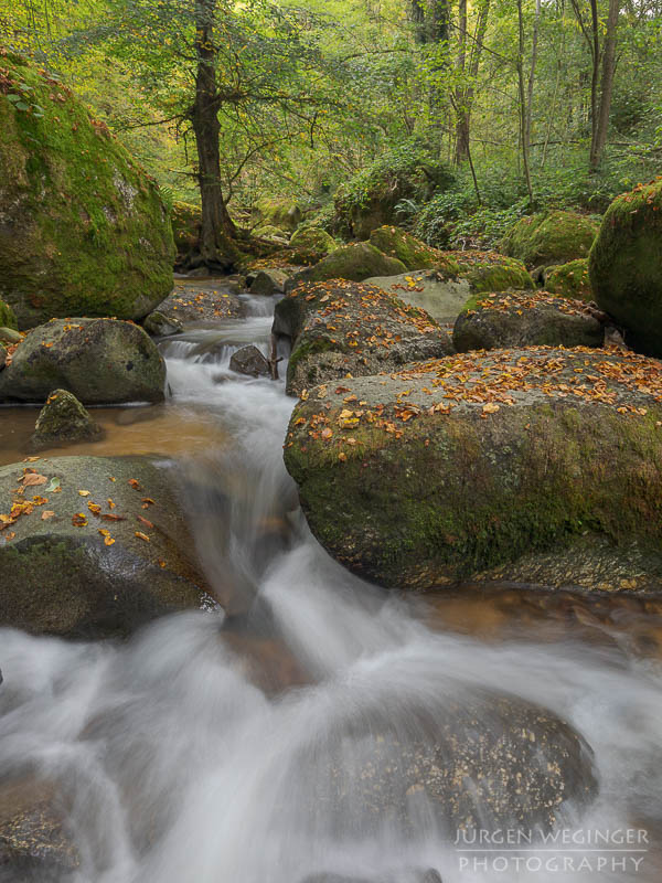 Herbstpracht, felsige Ufer, goldene Blätter, wasserfallidylle, natürliche Schönheit, herbstliche Impressionen klare Flusswasser, Herbstzauber, malerischer herbst, faszinierende landschaft, Flussromantik, felsige Schlucht, Oberösterreich, Klamschlucht