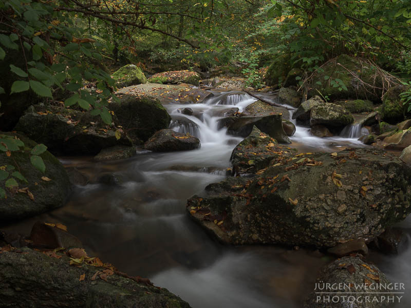 Herbstpracht, felsige Ufer, goldene Blätter, wasserfallidylle, natürliche Schönheit, herbstliche Impressionen klare Flusswasser, Herbstzauber, malerischer herbst, faszinierende landschaft, Flussromantik, felsige Schlucht, Oberösterreich, Klamschlucht