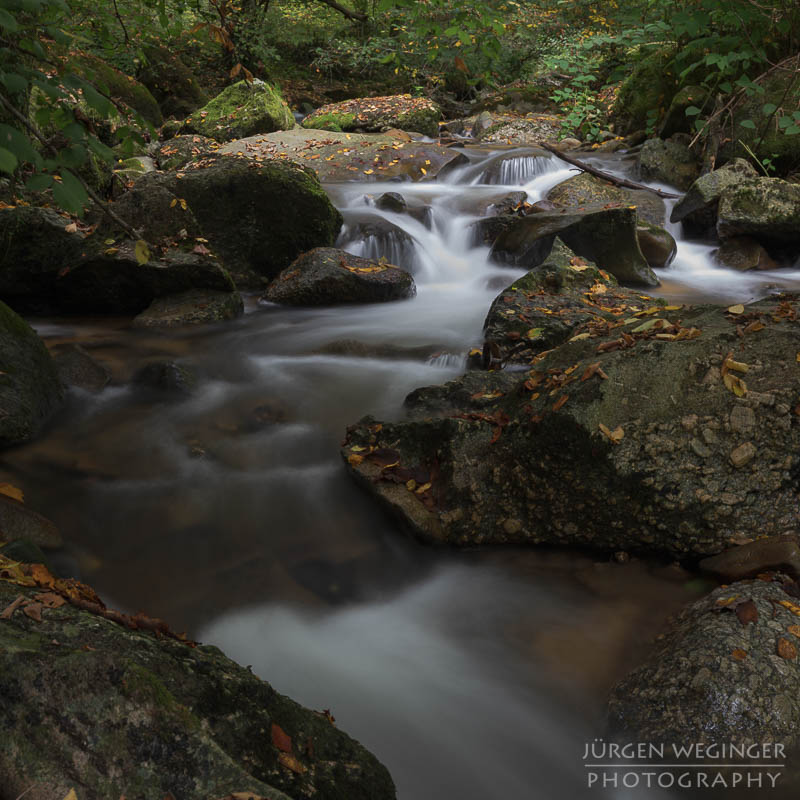 Herbstpracht, felsige Ufer, goldene Blätter, wasserfallidylle, natürliche Schönheit, herbstliche Impressionen klare Flusswasser, Herbstzauber, malerischer herbst, faszinierende landschaft, Flussromantik, felsige Schlucht, Oberösterreich, Klamschlucht