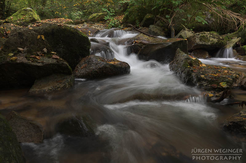 Herbstpracht, felsige Ufer, goldene Blätter, wasserfallidylle, natürliche Schönheit, herbstliche Impressionen klare Flusswasser, Herbstzauber, malerischer herbst, faszinierende landschaft, Flussromantik, felsige Schlucht, Oberösterreich, Klamschlucht