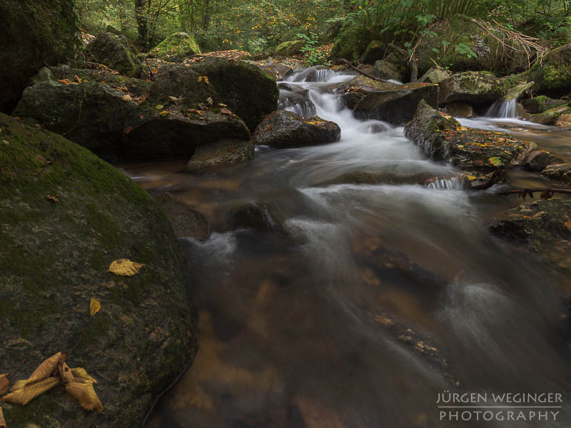 Herbstpracht, felsige Ufer, goldene Blätter, wasserfallidylle, natürliche Schönheit, herbstliche Impressionen klare Flusswasser, Herbstzauber, malerischer herbst, faszinierende landschaft, Flussromantik, felsige Schlucht, Oberösterreich, Klamschlucht