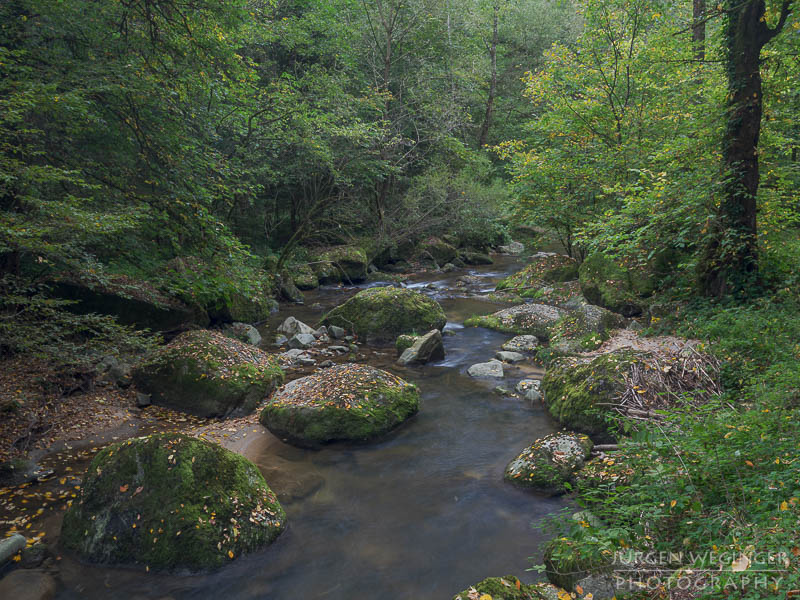 Herbstpracht, felsige Ufer, goldene Blätter, wasserfallidylle, natürliche Schönheit, herbstliche Impressionen klare Flusswasser, Herbstzauber, malerischer herbst, faszinierende landschaft, Flussromantik, felsige Schlucht, Oberösterreich, Klamschlucht