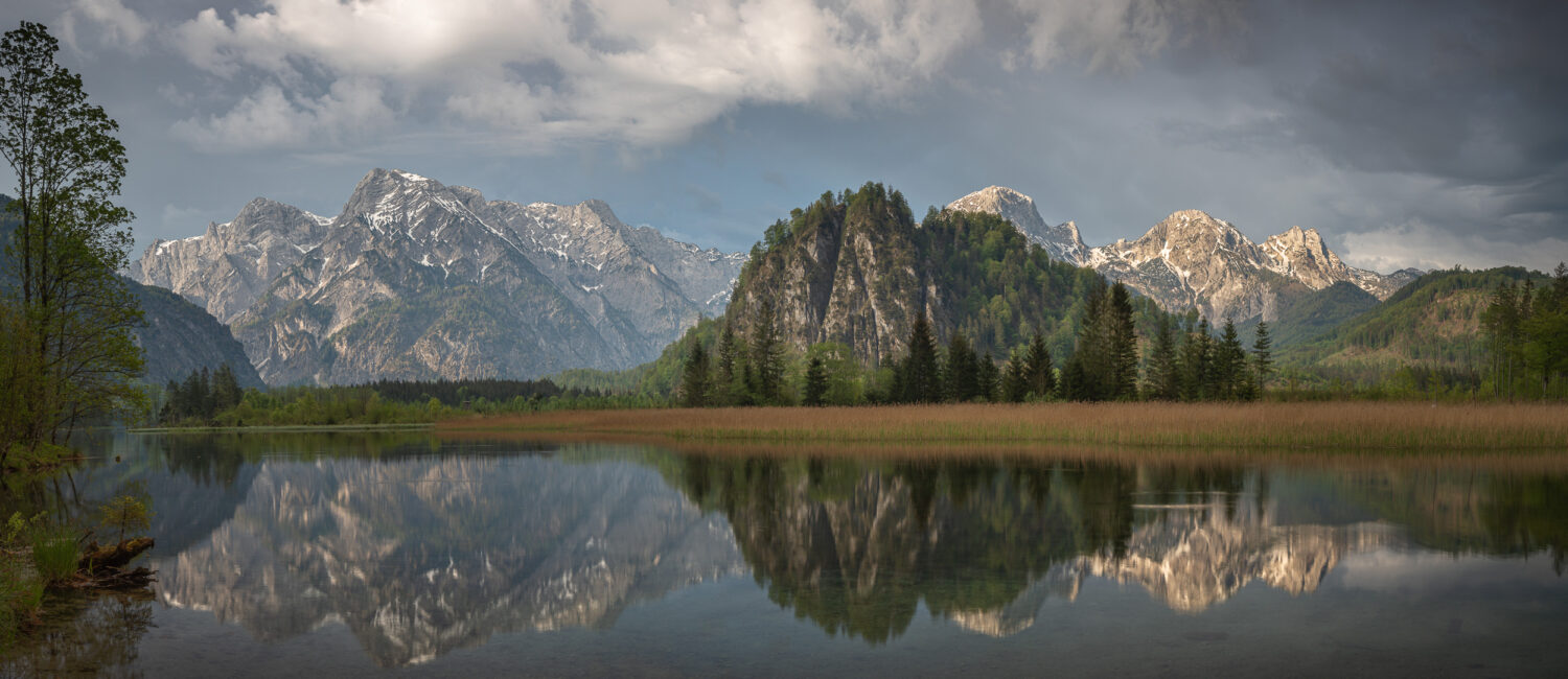 Panorama eines Sees mit Gebirge im Hintergrund, Almtal