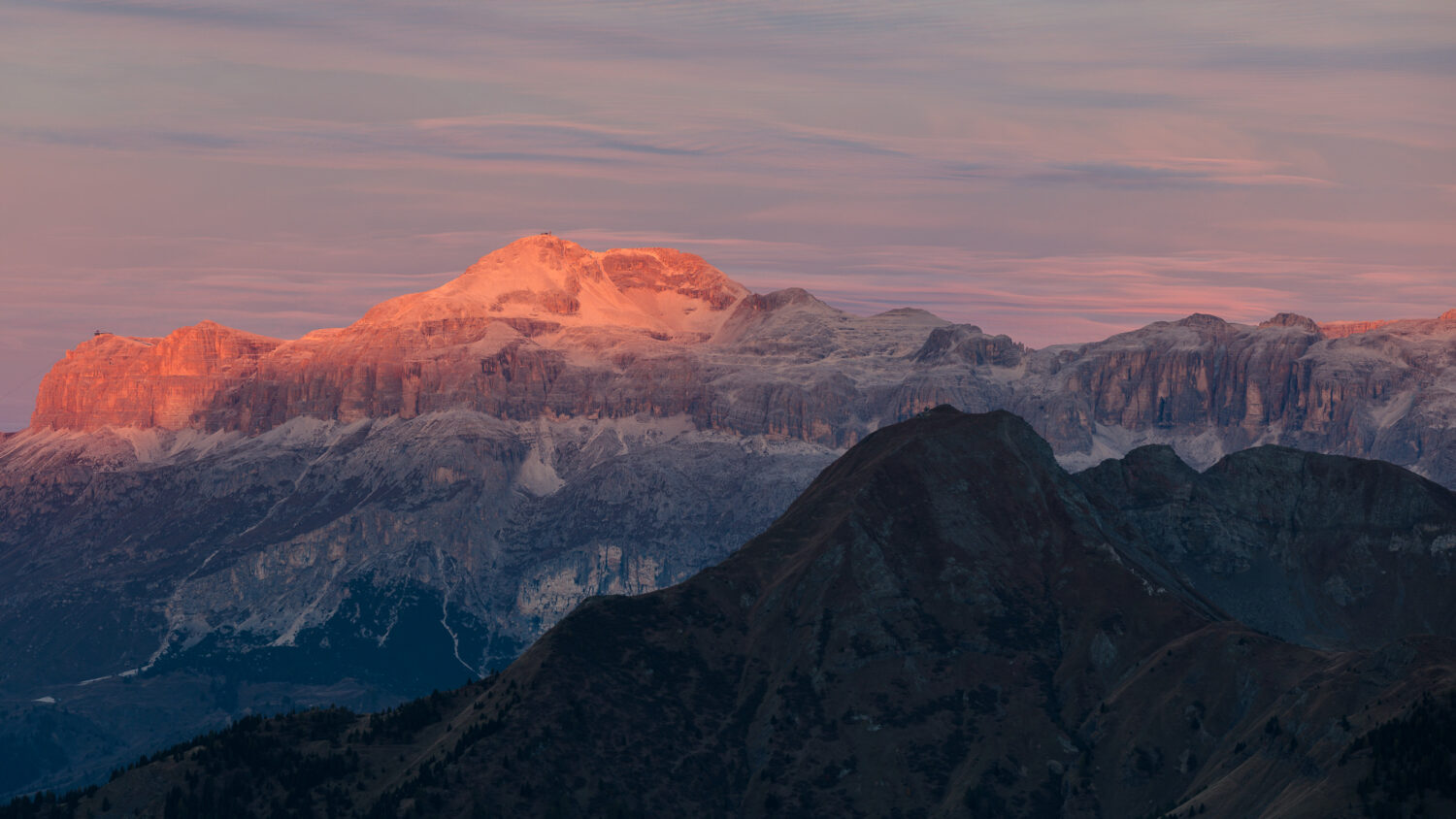 Alpenglühen auf einem Gebirge bei Sonnenaufgang in Südtirol