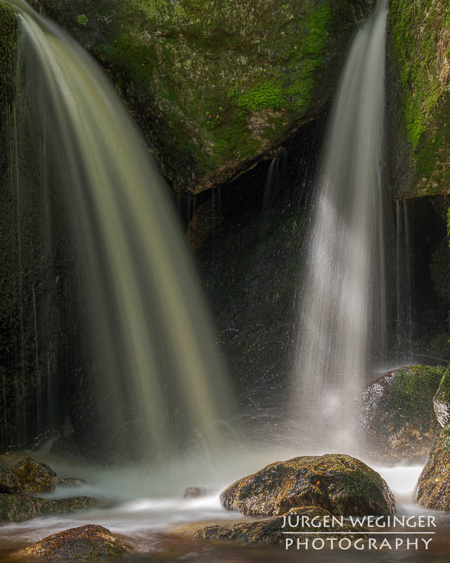 Wasserfall mit moosbewachsenen Felsen in der Ysperklamm, Waldviertel, Niederösterreich