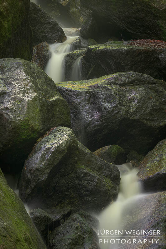 Wasserfall mit moosbewachsenen Felsen in der Ysperklamm, Waldviertel, Niederösterreich