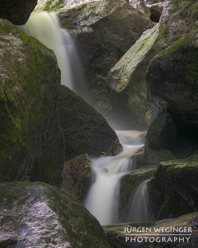 Wasserfall mit moosbewachsenen Felsen in der Ysperklamm, Waldviertel, Niederösterreich
