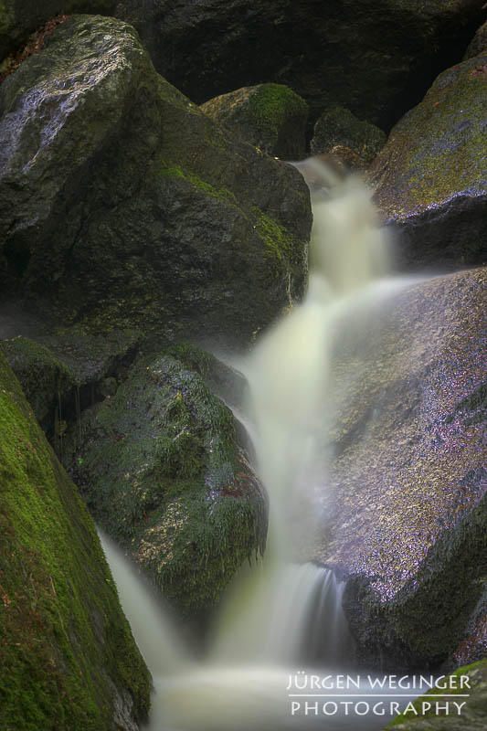 Wasserfall mit moosbewachsenen Felsen in der Ysperklamm, Waldviertel, Niederösterreich