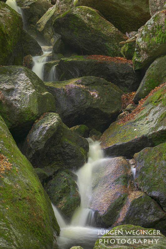 Wasserfall mit moosbewachsenen Felsen in der Ysperklamm, Waldviertel, Niederösterreich