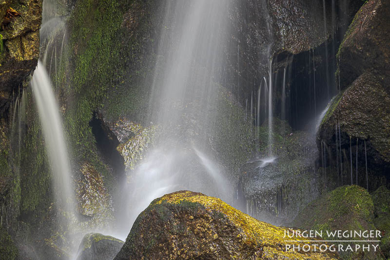Wasserfall mit moosbewachsenen Felsen in der Ysperklamm, Waldviertel, Niederösterreich