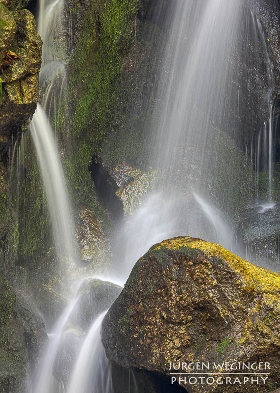 Wasserfall mit moosbewachsenen Felsen in der Ysperklamm, Waldviertel, Niederösterreich