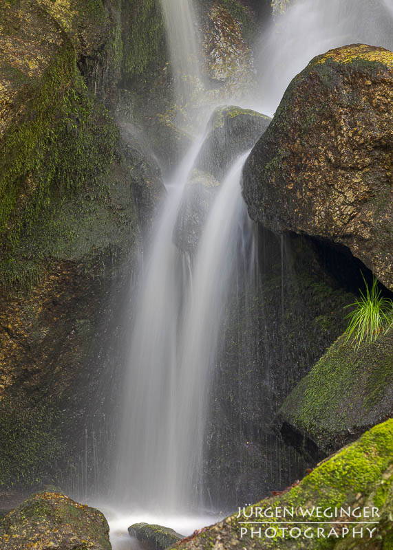 Wasserfall mit moosbewachsenen Felsen in der Ysperklamm, Waldviertel, Niederösterreich