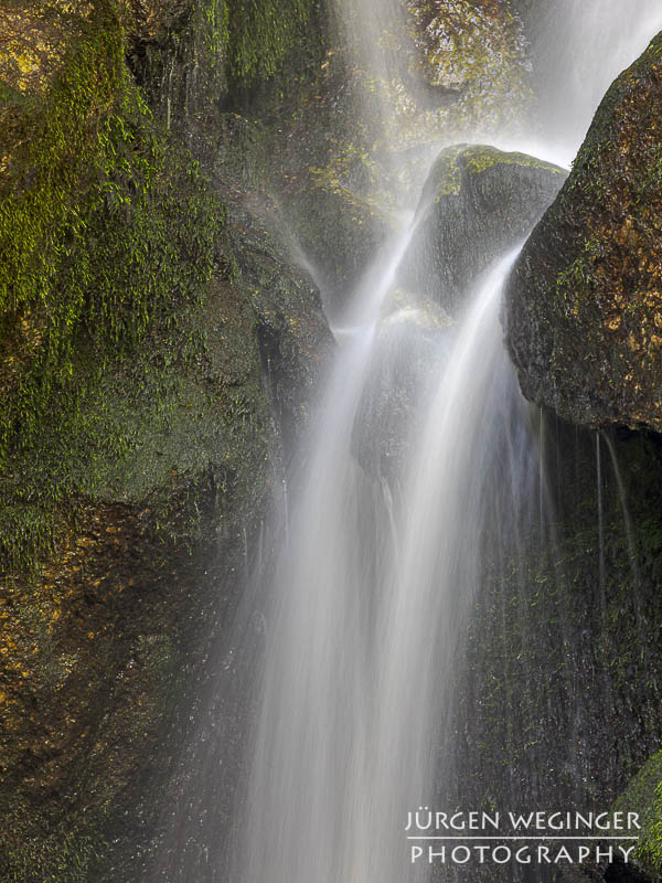 Wasserfall mit moosbewachsenen Felsen in der Ysperklamm, Waldviertel, Niederösterreich