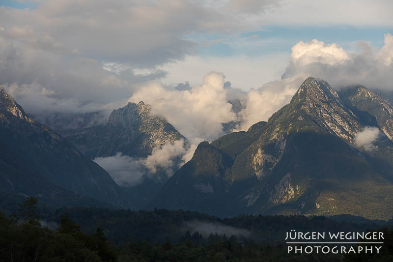 Gebirge mit Wolken im Abendlicht. Julische Alpen, Rombon Kanin Gruppe, Triglav Nationalpark, Slowenien 