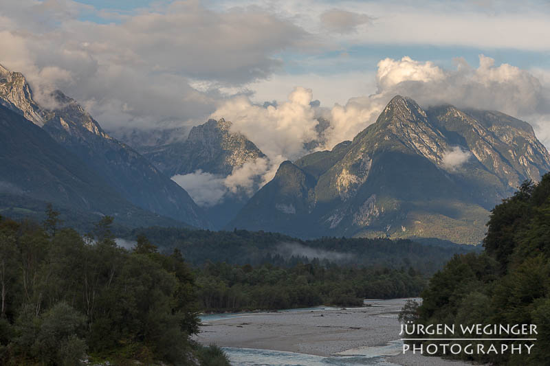 Gebirge mit Wolken im Abendlicht. Julische Alpen, Rombon Kanin Gruppe, Triglav Nationalpark, Slowenien