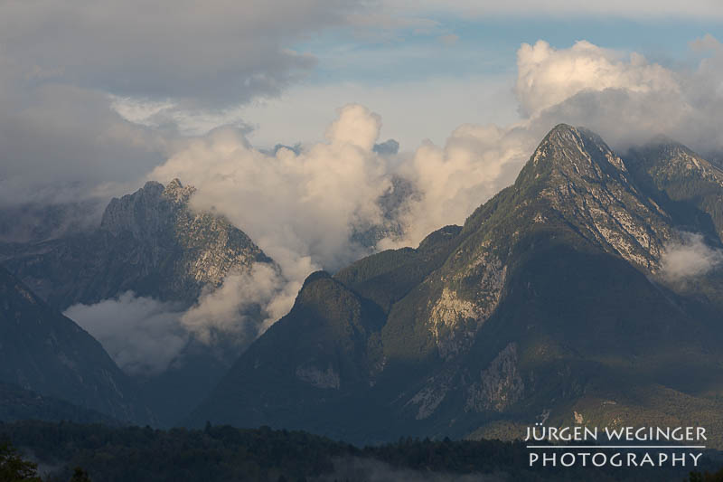 Gebirge mit Wolken im Abendlicht. Julische Alpen, Rombon Kanin Gruppe, Triglav Nationalpark, Slowenien