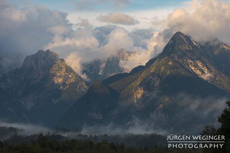 Gebirge mit Wolken im Abendlicht. Julische Alpen, Rombon Kanin Gruppe, Triglav Nationalpark, Slowenien