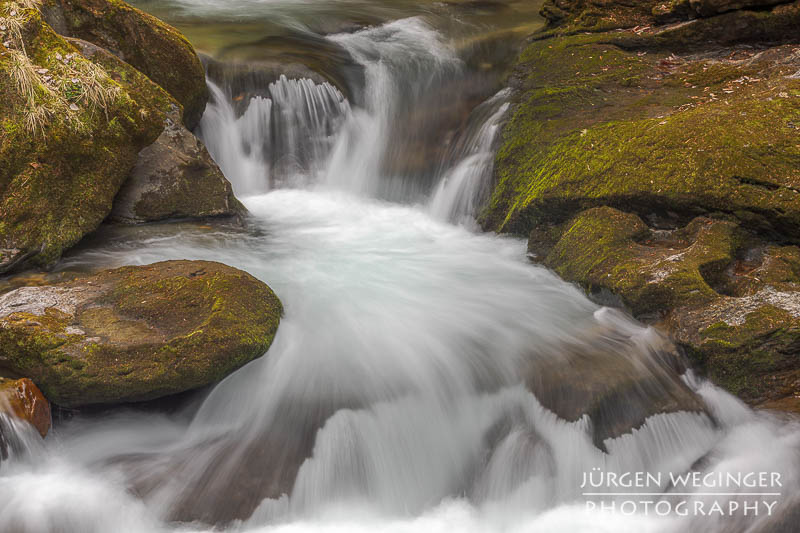 Rauschendes Wasser in der Talbachklamm mit langer Belichtungszeit

