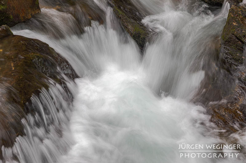Rauschendes Wasser in der Talbachklamm mit langer Belichtungszeit
