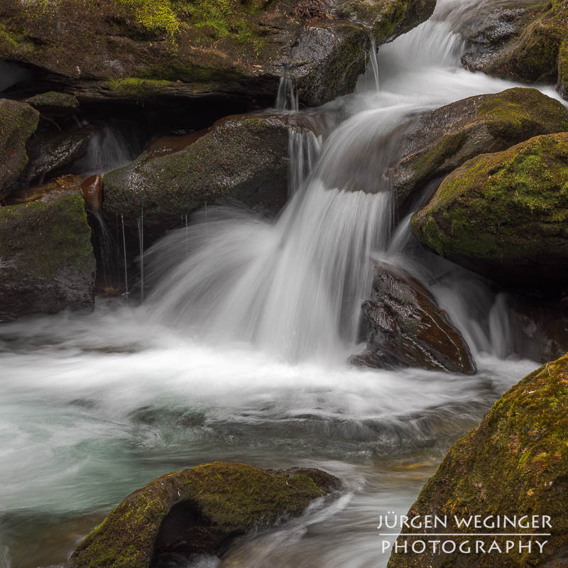 Rauschendes Wasser in der Talbachklamm mit langer Belichtungszeit
