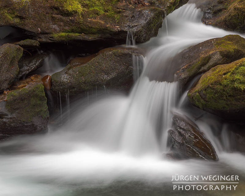 Rauschendes Wasser in der Talbachklamm mit langer Belichtungszeit
