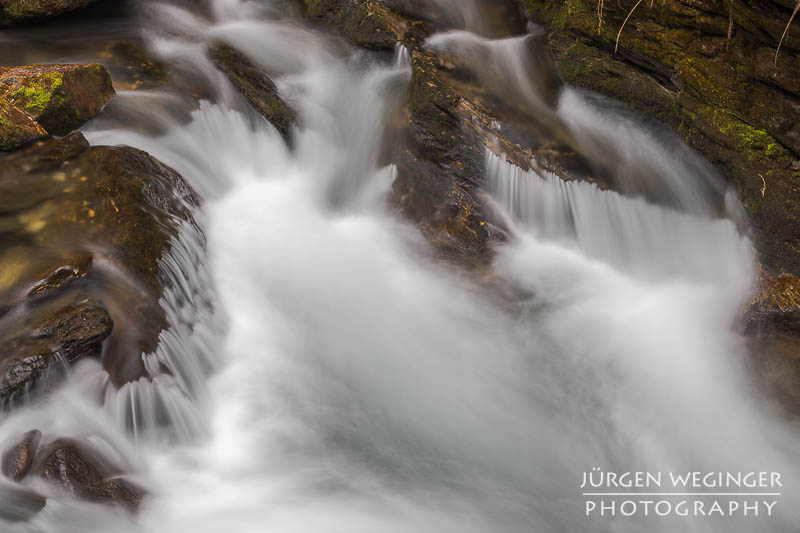 Rauschendes Wasser in der Talbachklamm mit langer Belichtungszeit
